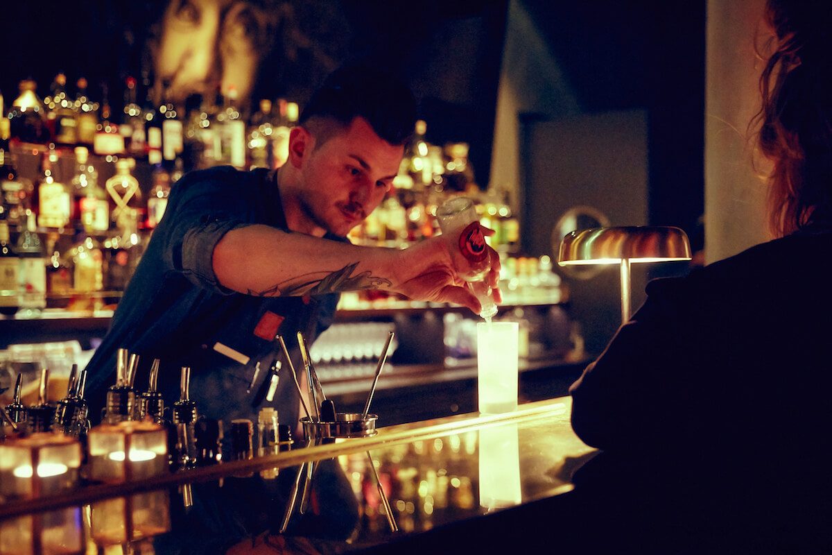 Bartender hinter dem Tresen in der Boilern Bar in Hamburg