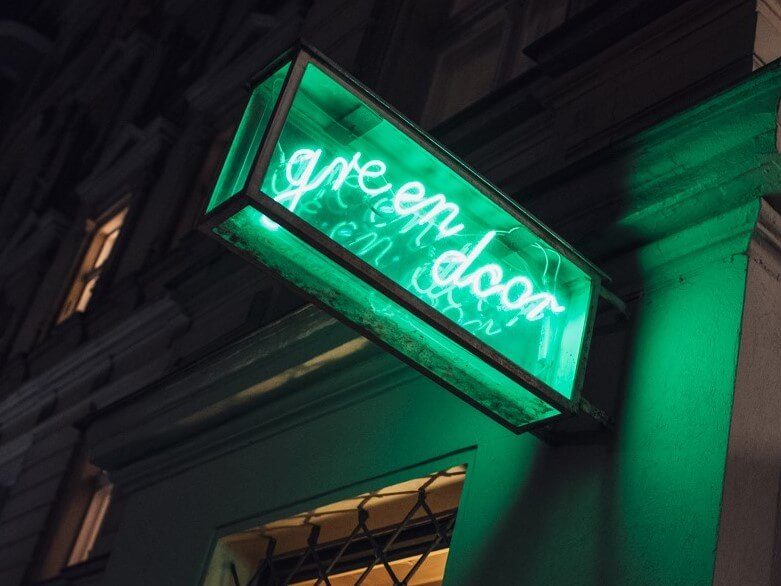 Das Schild der Green Door Bar in Berlin