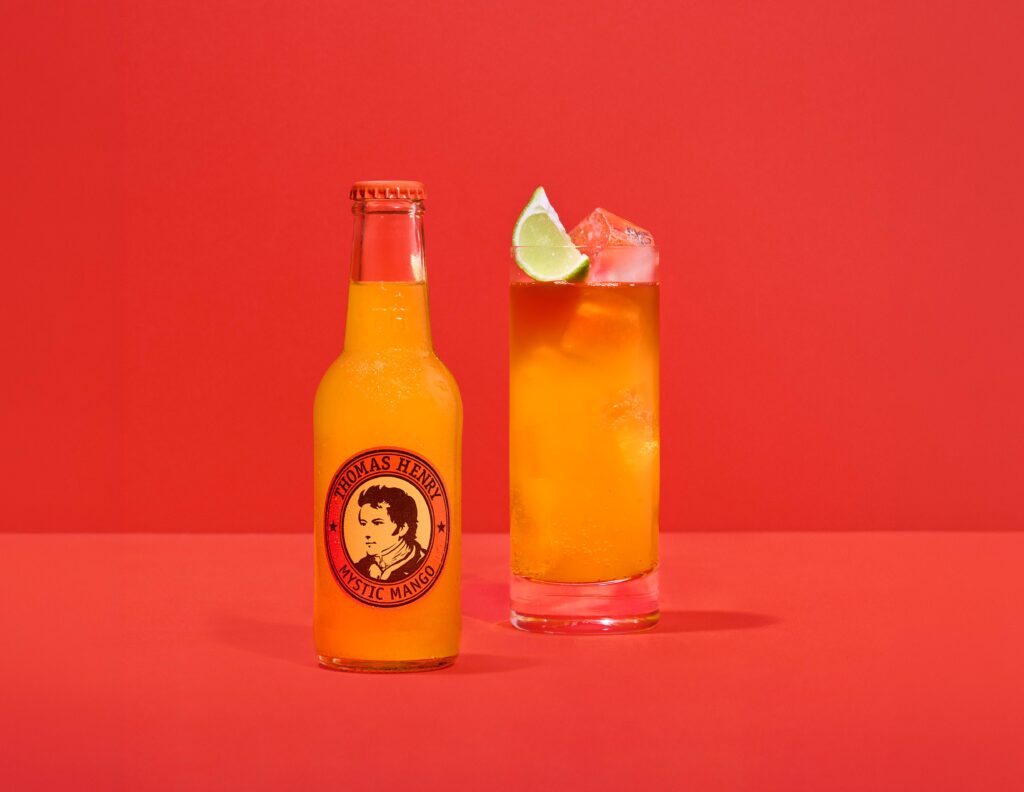 Thomas Henry Mystic Mango mit 0,2l Glasflasche und Mystic & Spice Drink im Glas daneben