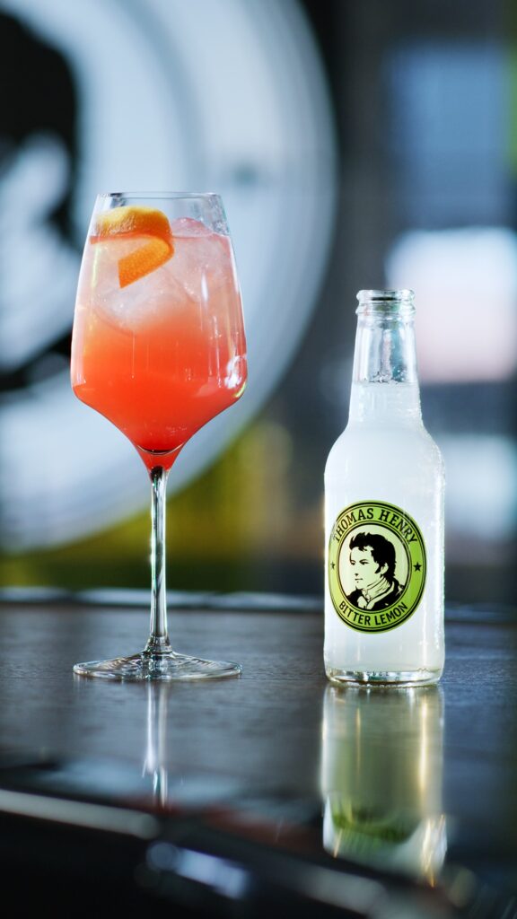 Amalfi im Weinglas. Drinkbild mit Thomas Henry Bitter Lemon