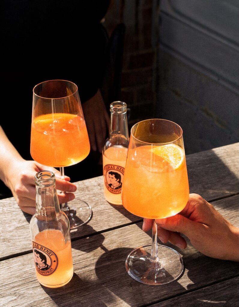 Aperol Grapefruit Spritz im Weinglas mit Thomas Henry Pink Grapefruit Rezeptbild