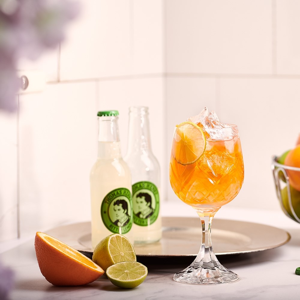 Aperol Lemon im Weinglas. Drinkbild mit Thomas Henry Bitter Lemon