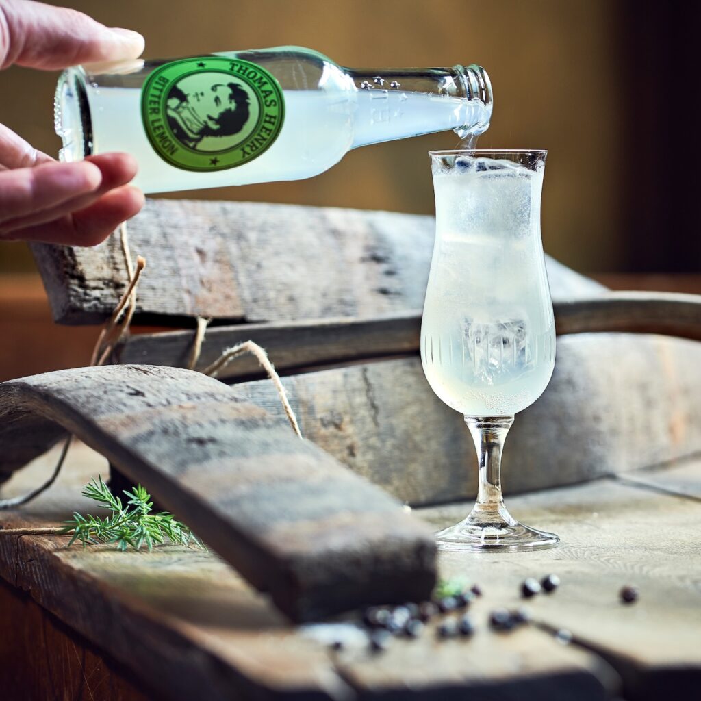 Bee Cup im Weinglas. Drinkbild mit Thomas Henry Bitter Lemon