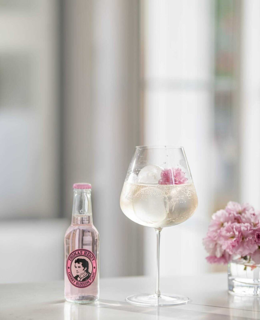 Bloomy Vermouth im Weinglas. Drinkbild mit Thomas Henry Cherry Blossom Tonic