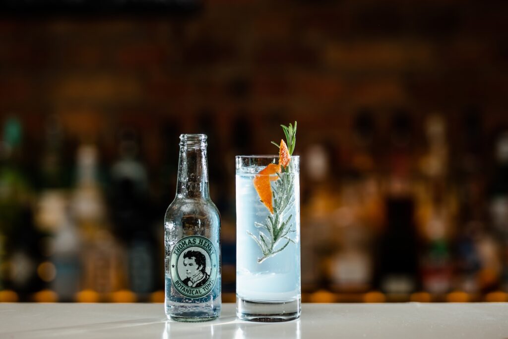 Botanical Gin & Tonic im Highballglas. Drinkbild mit Thomas Henry Botanical Tonic