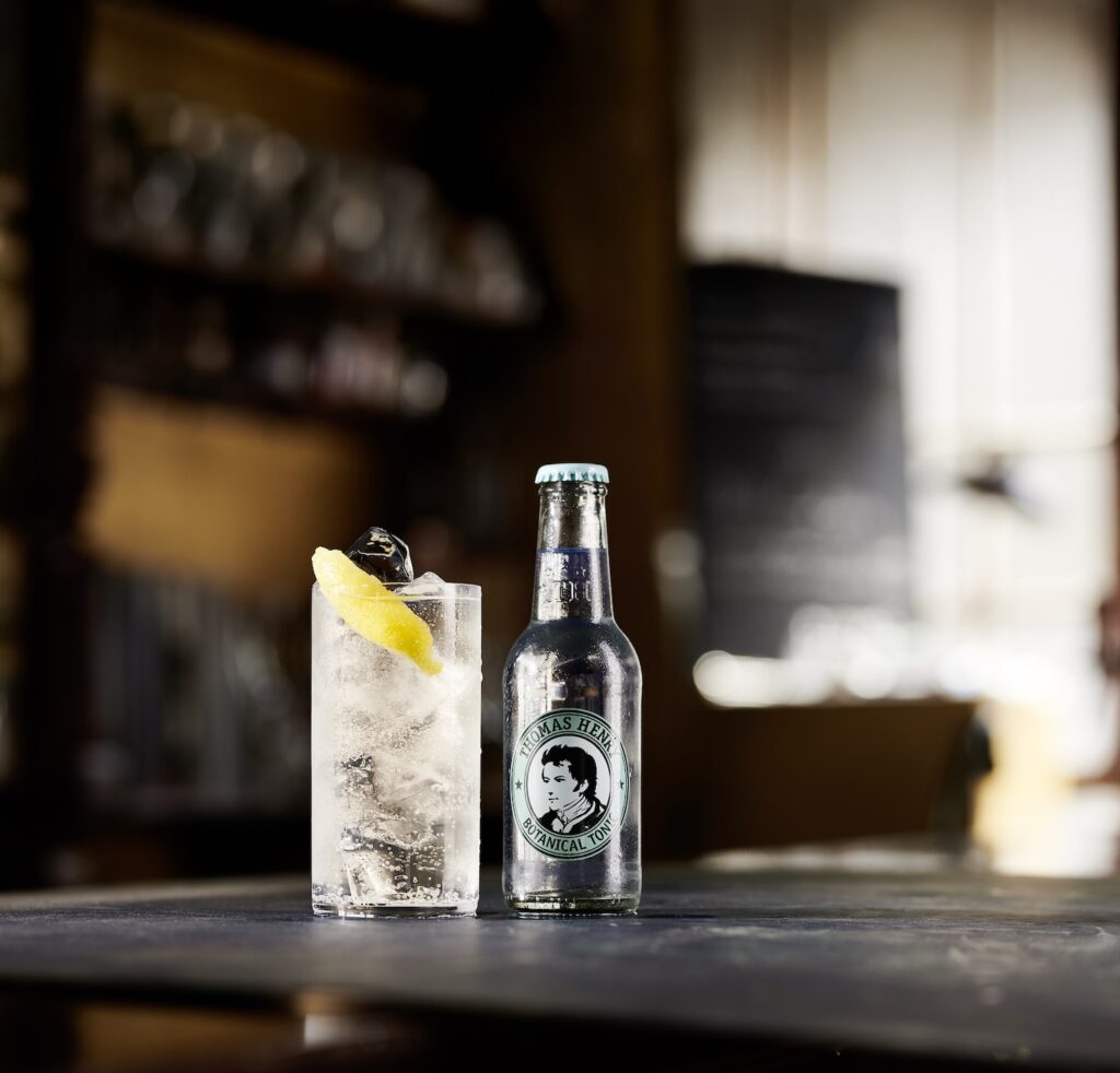 Botanical Martini im Highballglas. Drinkbild mit Thomas Henry Botanical Tonic