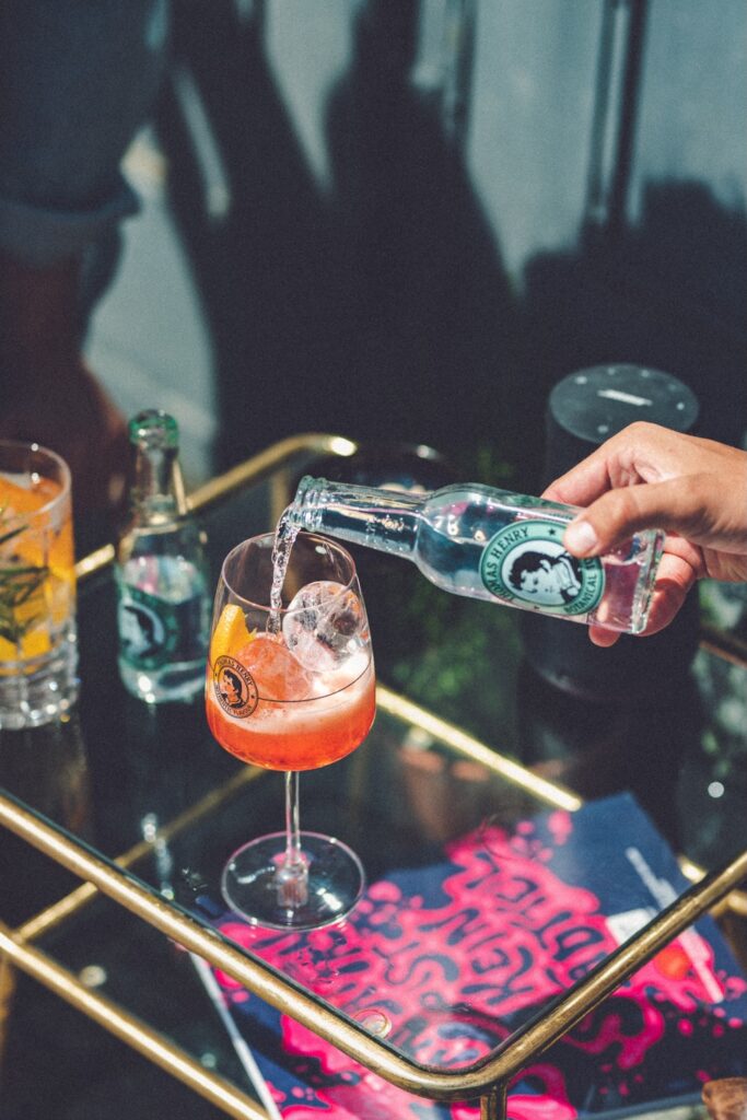 Botanical Summer Garden im Weinglas. Drinkbild mit Thomas Henry Botanical Tonic