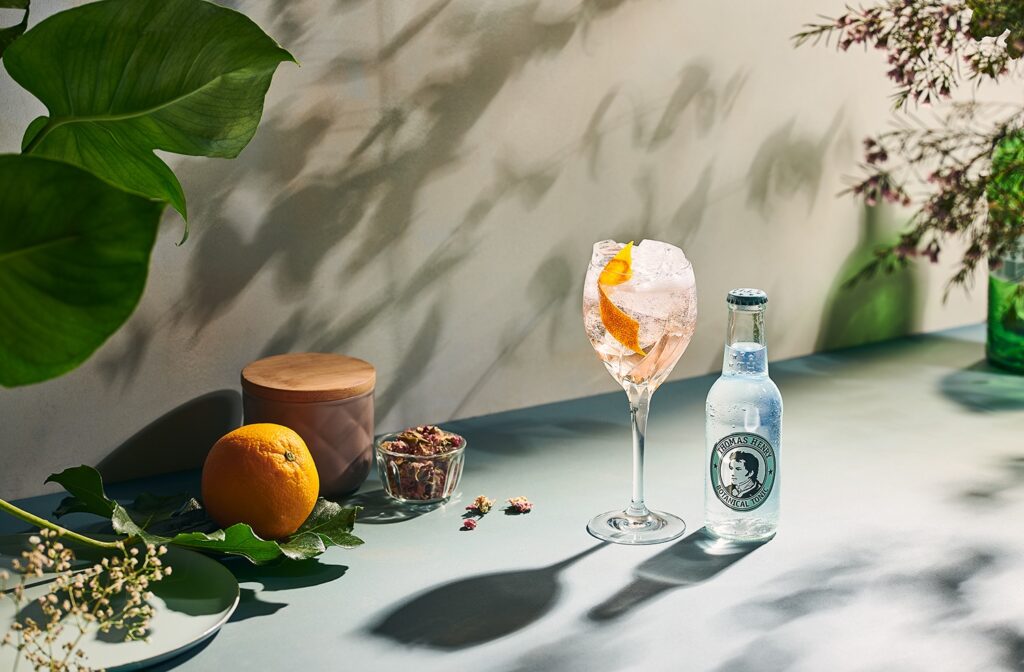 Botanical Wermut Tonic im Weinglas. Drinkbild mit Thomas Henry Botanical Tonic