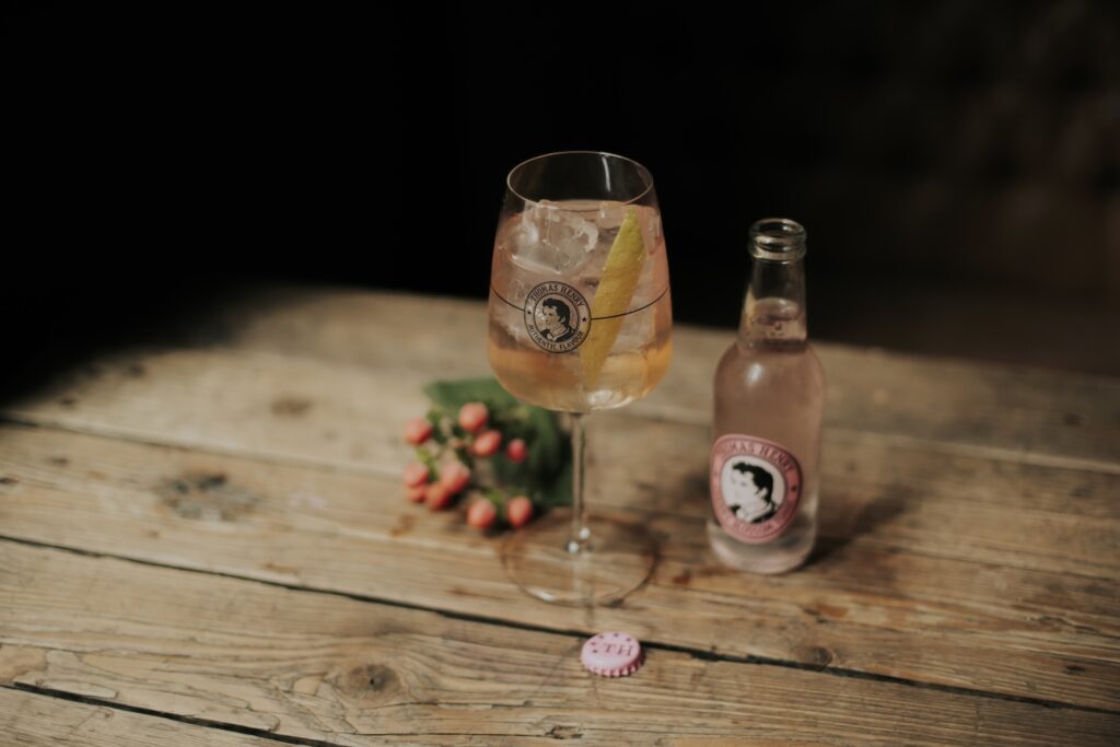 Cherry Blossom Spritz im Weinglas. Drinkbild mit Thomas Henry Cherry Blossom Tonic