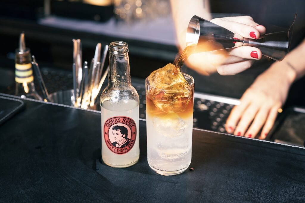 Dark'n'Stormy im Highballglas. Drinkbild mit Thomas Henry Spicy Ginger Beer