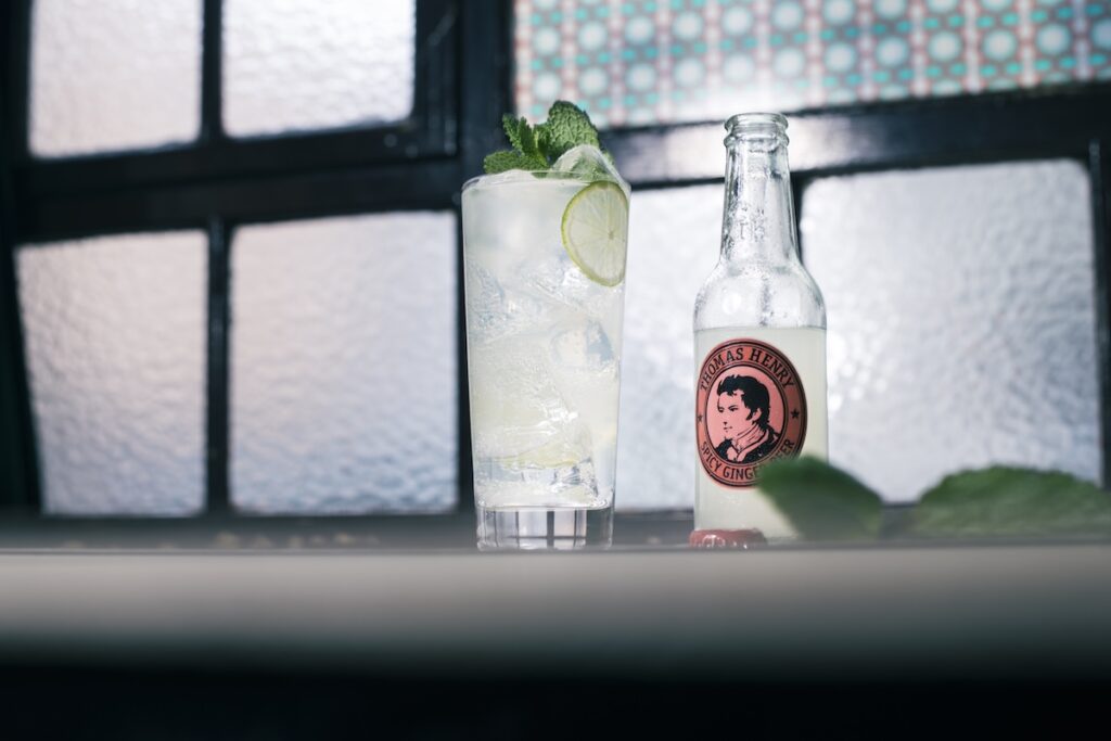 Gin Gin Mule im Kupferbecher. Drinkbild mit Thomas Henry Spicy Ginger Beer