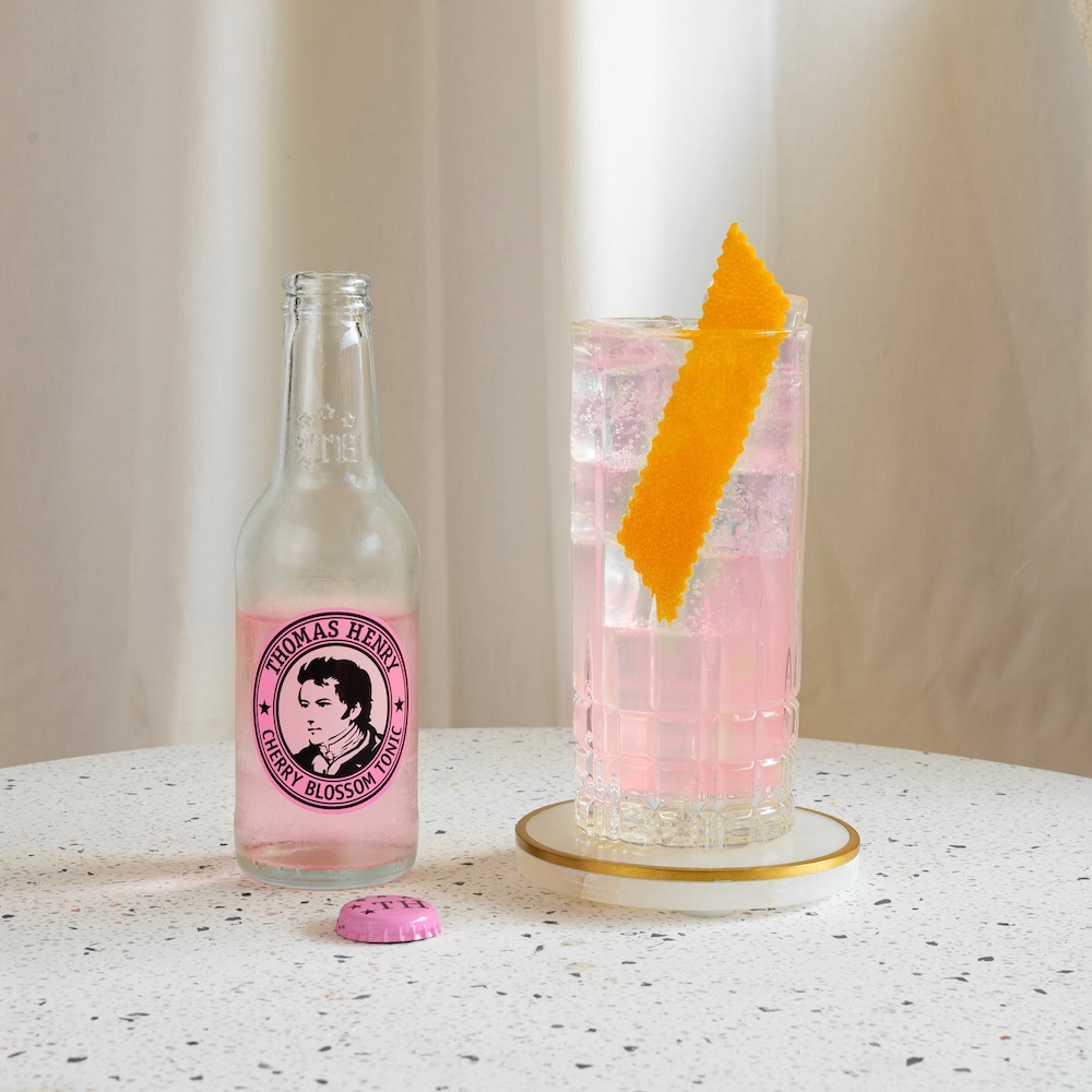 Globetrotter im Highballglas. Drinkbild mit Thomas Henry Cherry Blossom Tonic