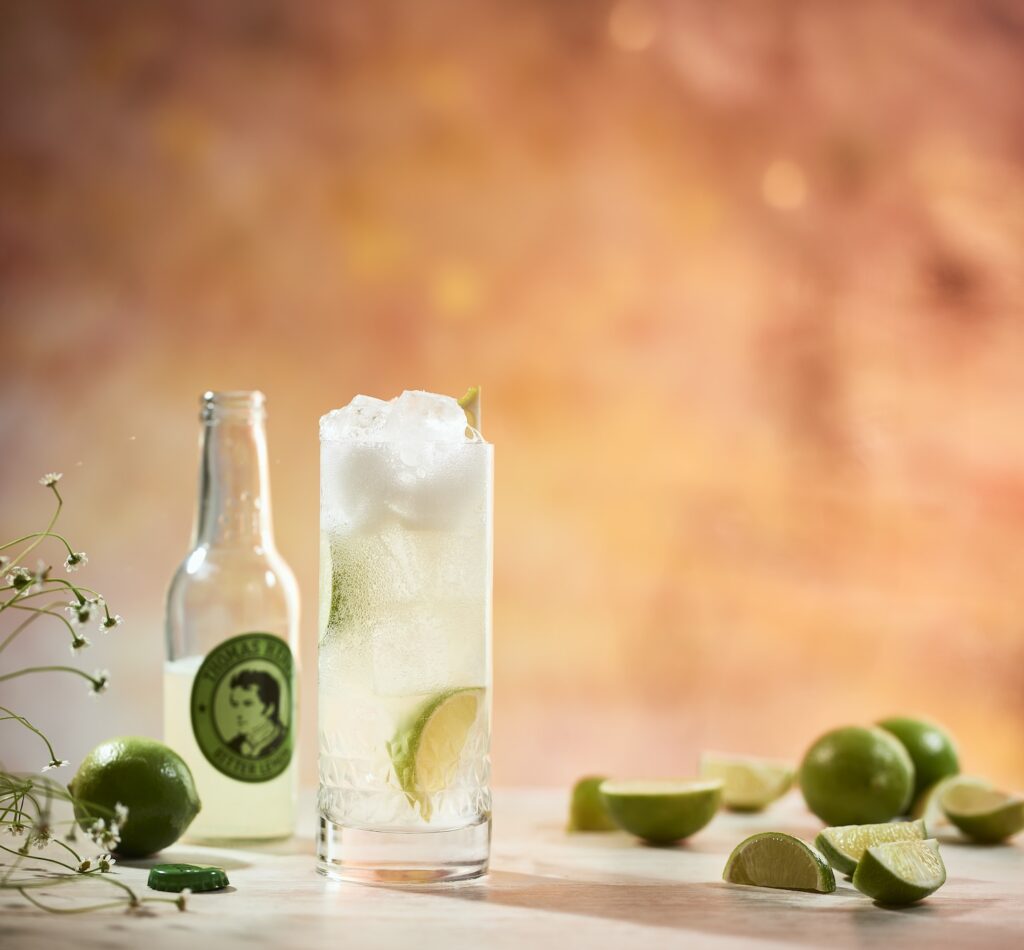 Lemony Snicket im Highballglas. Drinkbild mit Thomas Henry Bitter Lemon