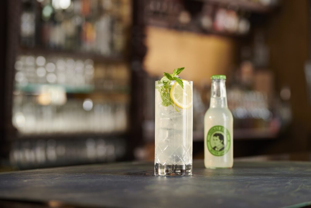Lillet Lemon im Highballglas. Drinkbild mit Thomas Henry Bitter Lemon