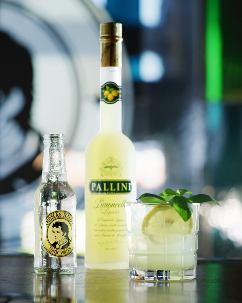 Limoncello Tonic im Tumbler. Drinkbild mit Thomas Henry Tonic Water