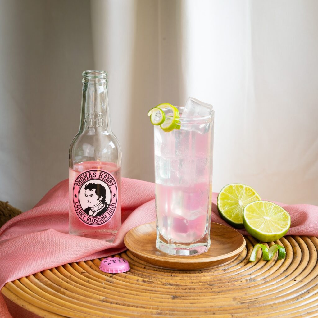 Mr. Beleren im Highballglas. Drinkbild mit Thomas Henry Cherry Blossom Tonic