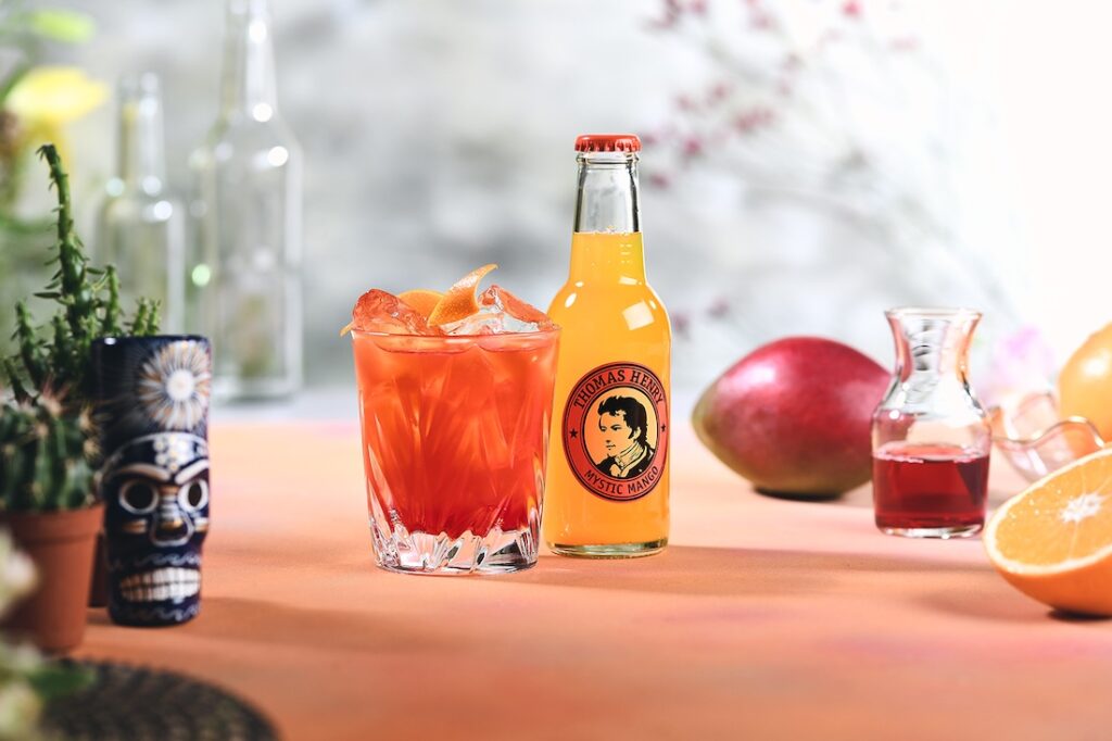 Mystic Cooler Drink im Tumbler. Rezeptbild mit Thomas Henry Mystic Mango