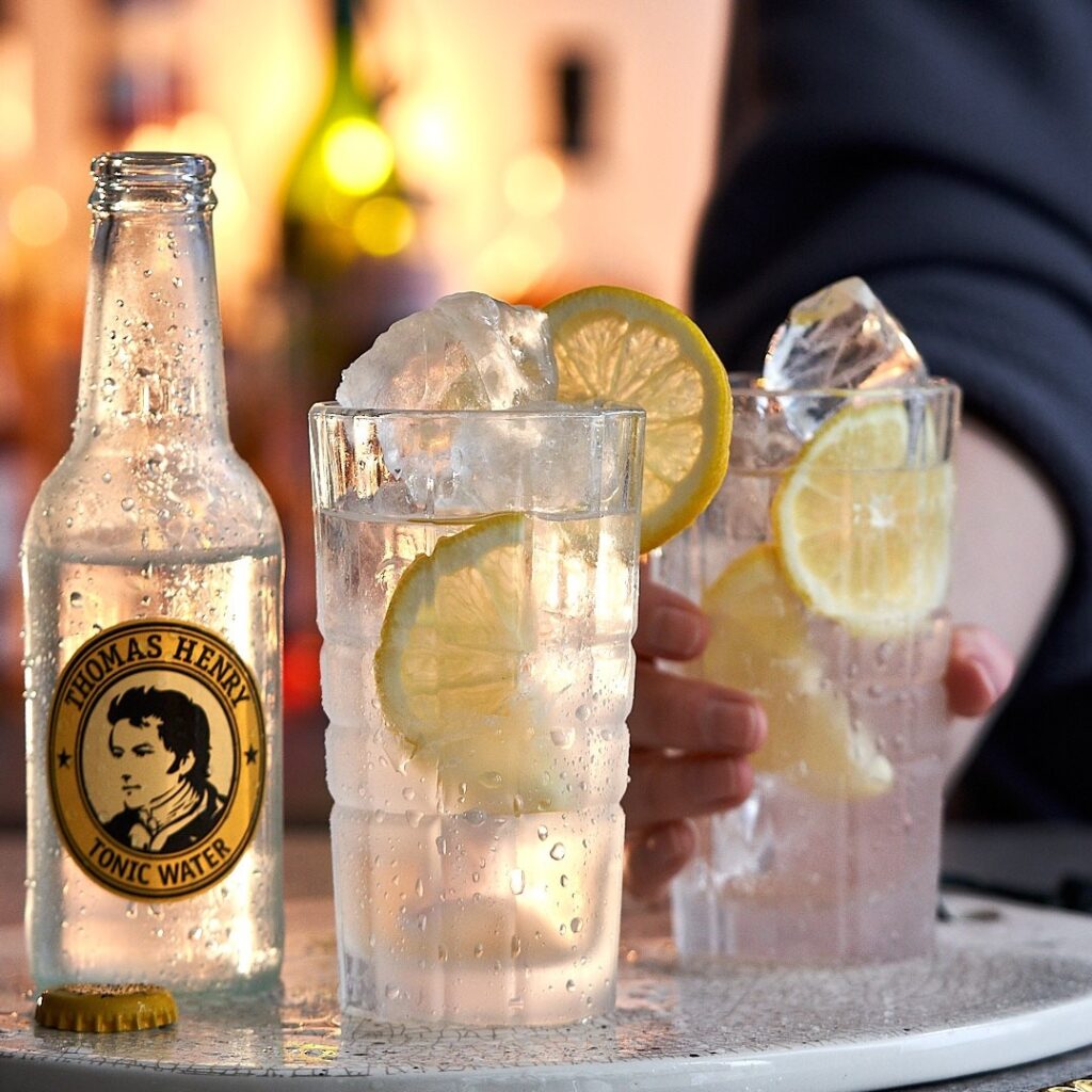 Alkoholfreier Null Prozent Fizz im Highballglas. Drinkbild mit Thomas Henry Tonic Water