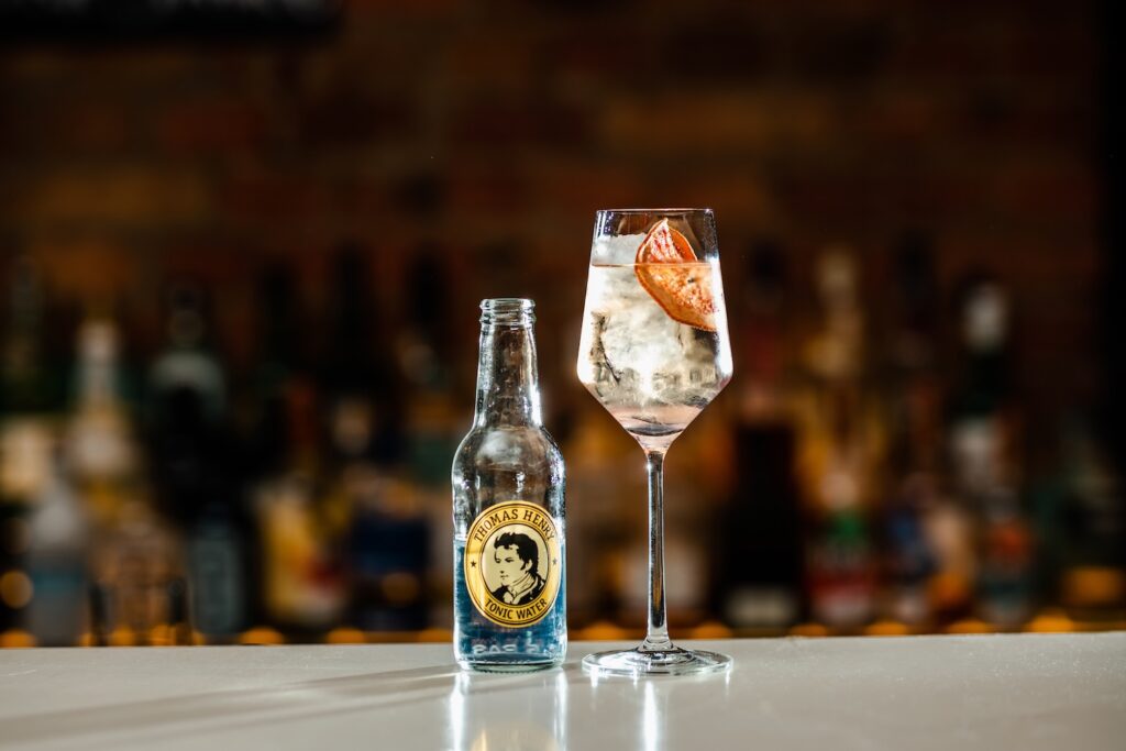 Rosé Tonic im Weinglas. Drinkbild mit Thomas Henry Tonic Water