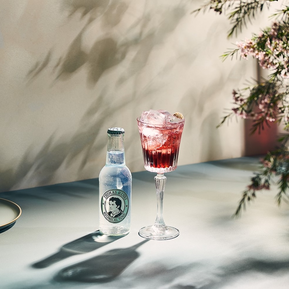 Rougette im Coupette Glas. Drinkbild mit Thomas Henry Botanical Tonic