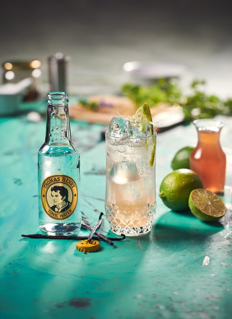 Rhubarb Wonder im Highballglas. Drinkbild mit Thomas Henry Tonic Water