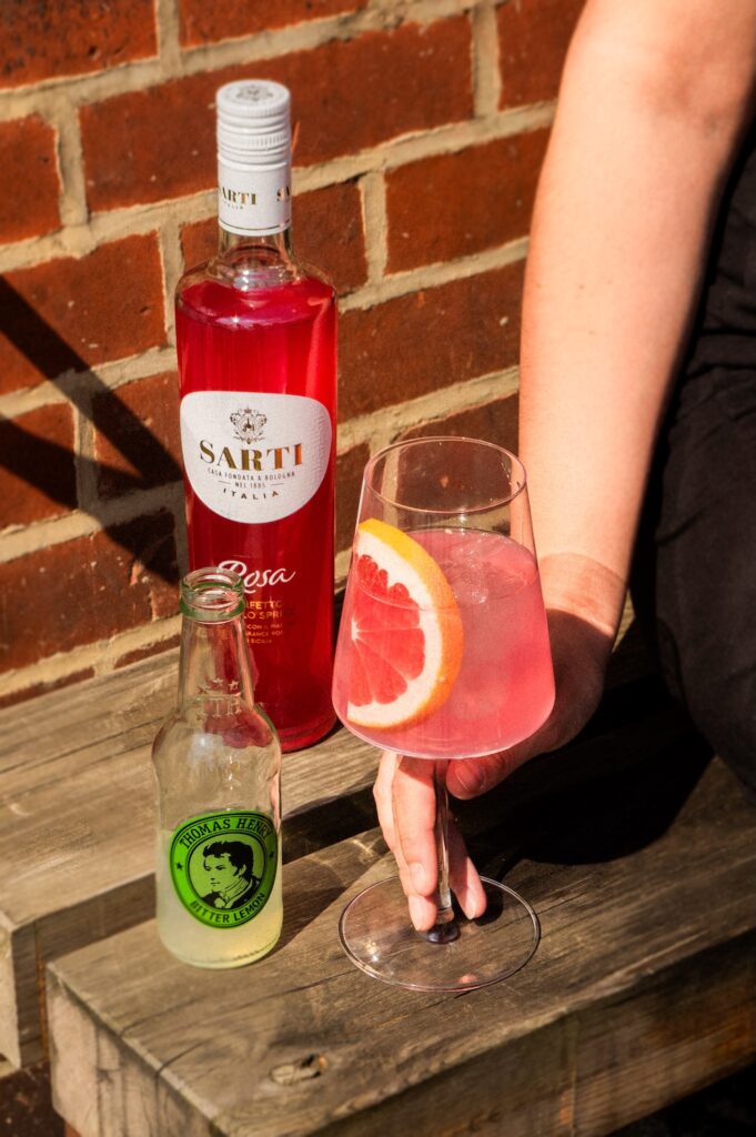 Sarti Lemon Cancun Cooler im Weinglas. Drinkbild mit Thomas Henry Bitter Lemon