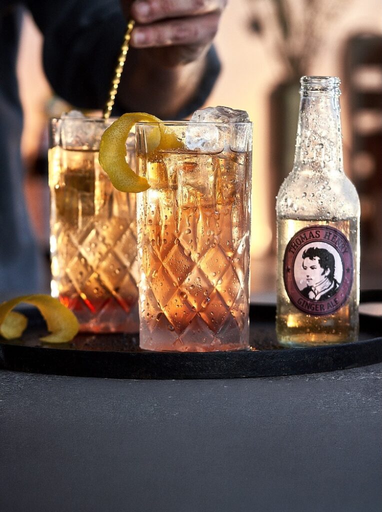 Alkoholfreier Drink Shirley Temple im Highballglas mit Thomas Henry Ginger Ale