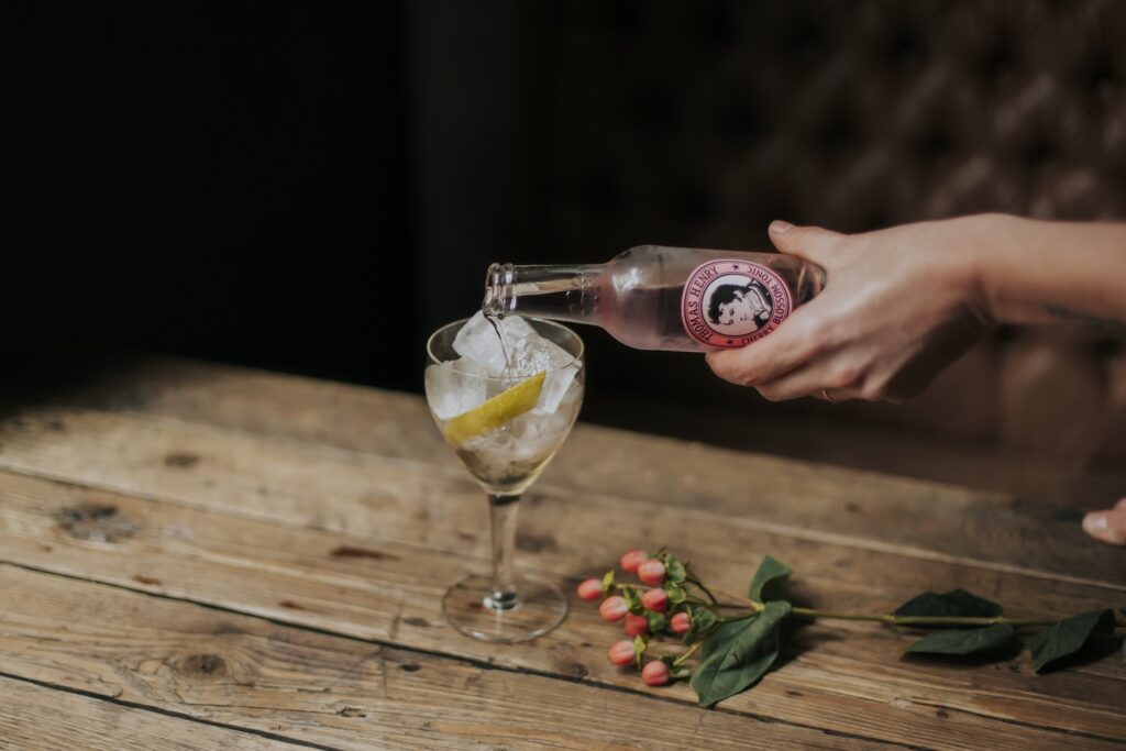 Verjus Blossom Tonic im Weinglas. Drinkbild mit Thomas Henry Cherry Blossom Tonic