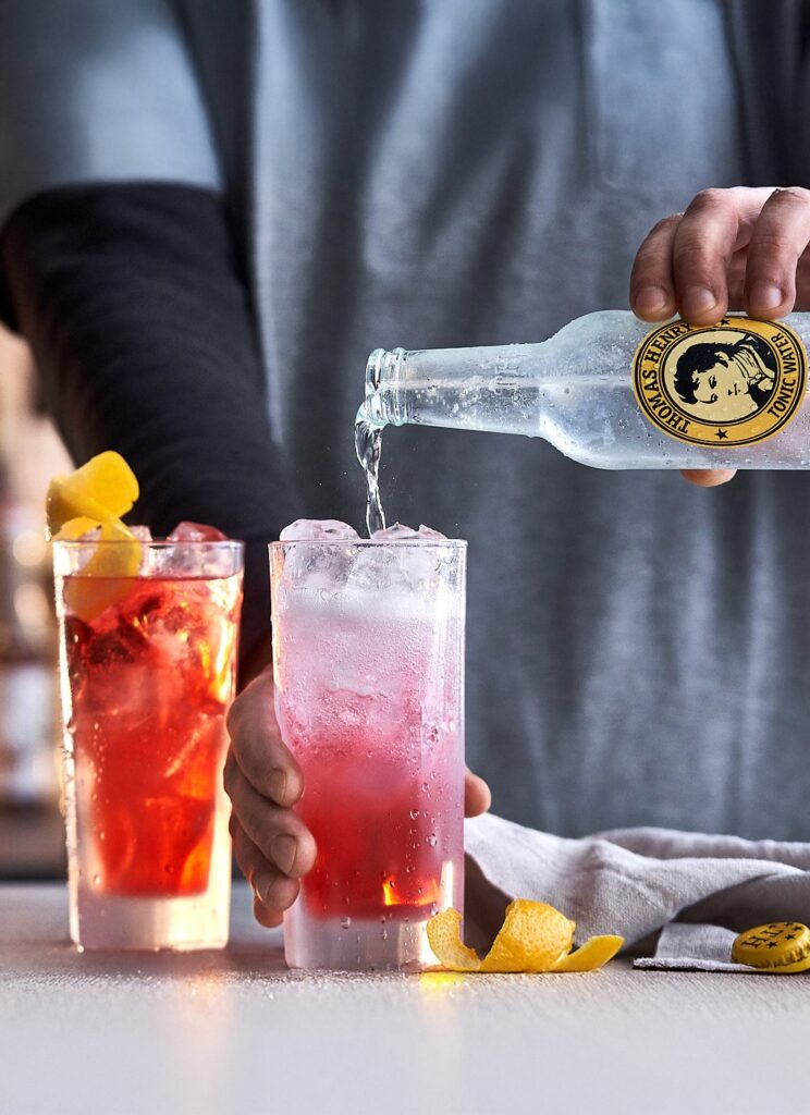 Veroni im Highballglas. Drinkbild mit Thomas Henry Tonic Water