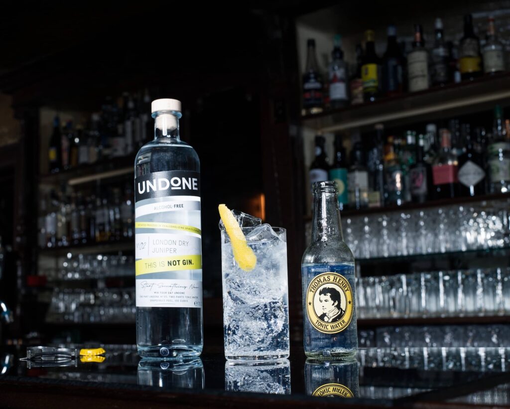Alkoholfreier Gin & Tonic im Highballglas. Drinkbild mit Thomas Henry Tonic Water und Undone No. 2