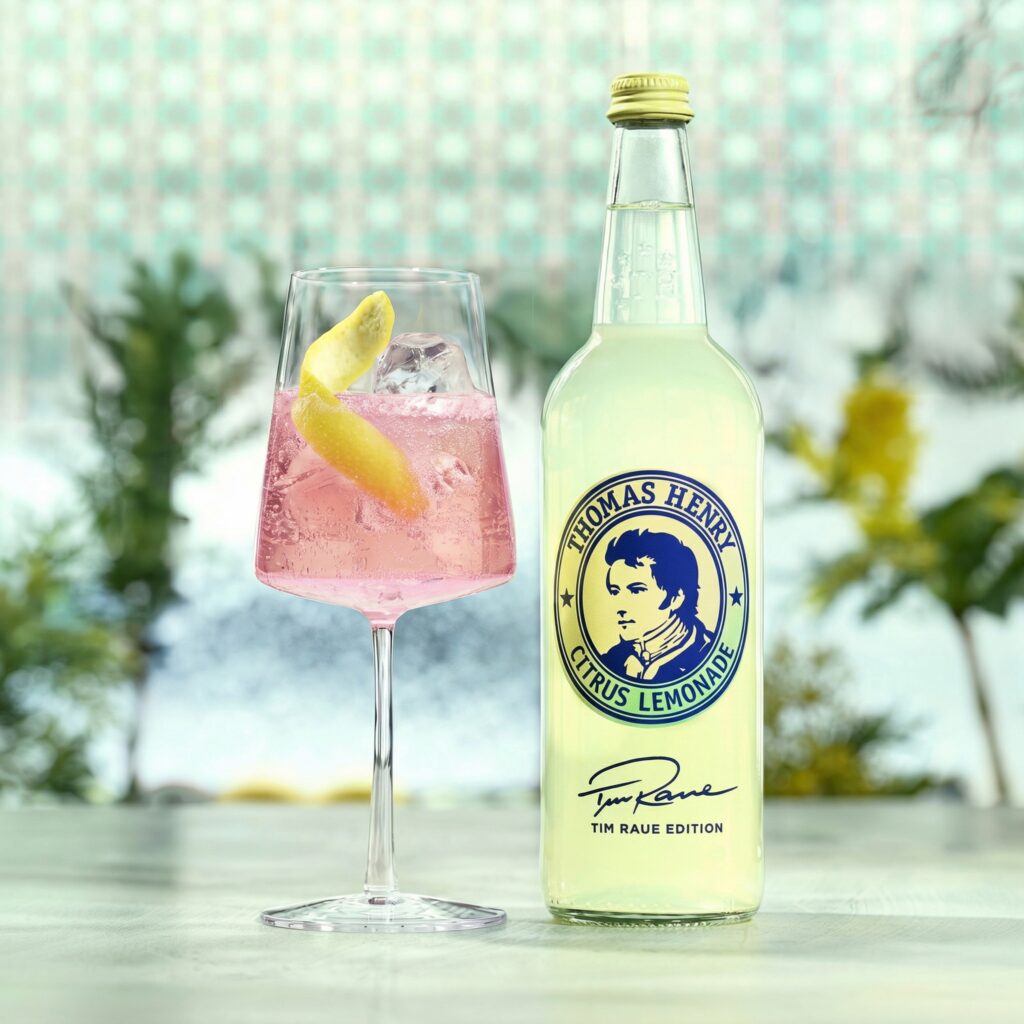 A rosé lemonade mit Thomas Henry Citrus Lemonade by Tim Raue Drinkbild